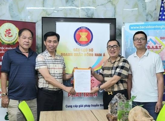 Lễ công bố Quyết định thành lập và Nhân sự Câu lạc bộ Doanh nhân Đông Lễ công bố Quyết định thành lập và Nhân sự Câu lạc bộ Doanh nhân Đông