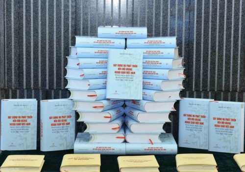 Phổ biến sách của Tổng Bí thư về (ngoại giao cây tre) và đại đoàn kết